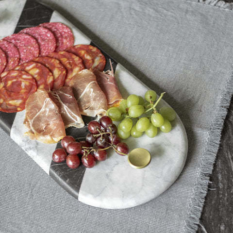 Tabla Kimaya de mármol combinado con asas de latón, servida con carnes frías