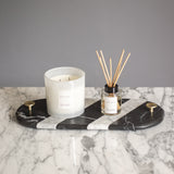 Tabla Kimaya de mármol combinado con asas de latón, como decoración