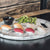 Tabla ovalada de mármol blanco, con sushi
