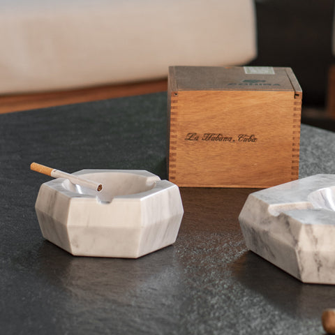 Cenicero hexagonal de mármol blanco para cigarros