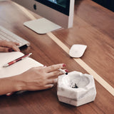 Cenicero hexagonal de mármol blanco para cigarros